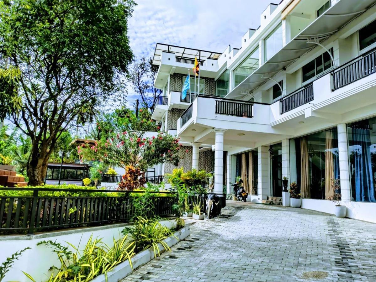 Queens Beach Hotel Tangalle Exterior photo